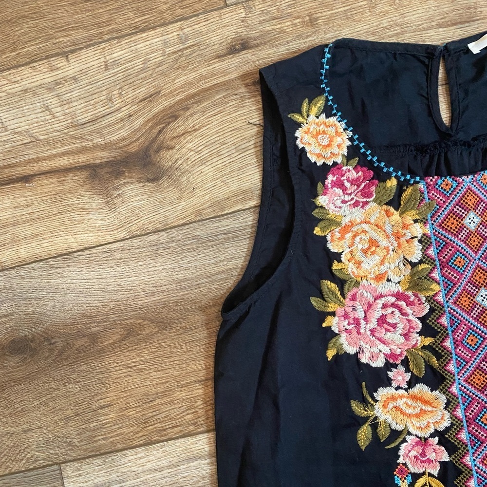 Andree black sleeveless linen blend top with Mexican Oaxacan embroidery - Picture 4 of 8